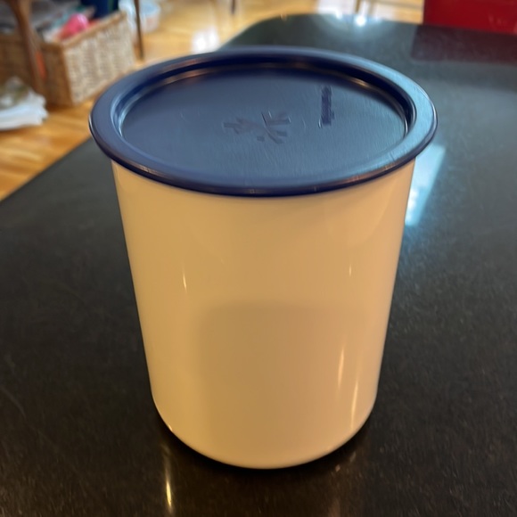 Tupperware Vintage One Touch - Set of 4 Nesting White Canisters Blue Seal - Picture 15 of 16